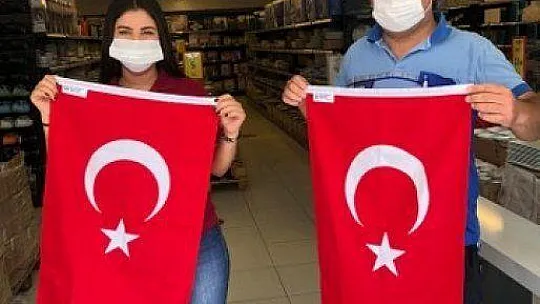 2 BİN 500 TÜRK BAYRAĞI DAĞITILDI