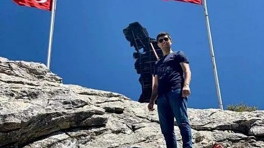 Bayrak için zirveye tırmandılar