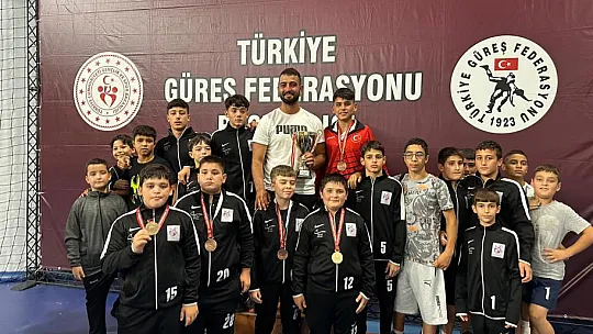 Fethiye'ye 2 altın, 2 bronz madalya ile döndüler 