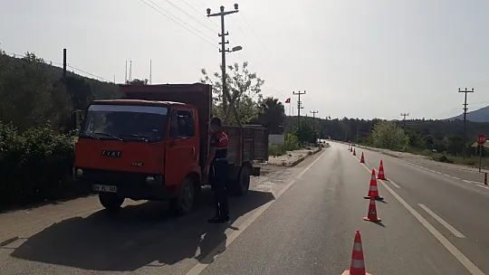 Vali Orhan Tavlı, Fethiye'de Yol Uygulama Noktalarını Ziyaret Ederek, Tedbirleri Yerinde Denetledi