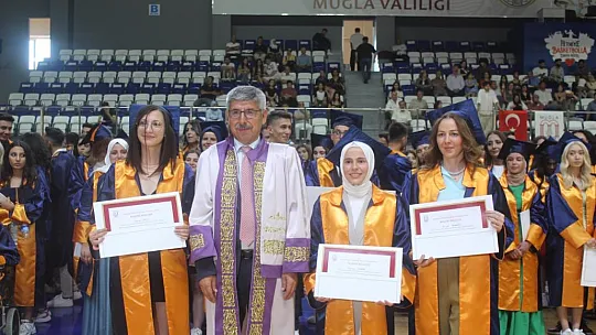 Üniversite Öğrencileri Mezuniyet Sevinci Yaşadı