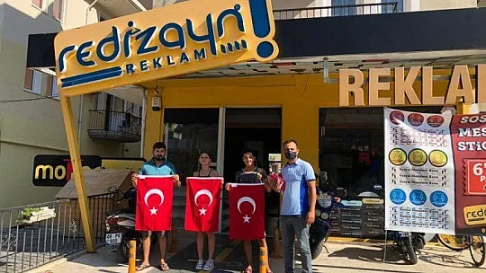 2 BİN 500 TÜRK BAYRAĞI DAĞITILDI