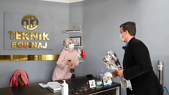 AK Parti Seydikemer İlçe Gençlik Kolları 8 Mart dolayısıyla karanfil dağıttı