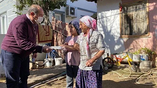 CHP İlçe Başkanı Mehmet Demir 6 ton patates dağıttı