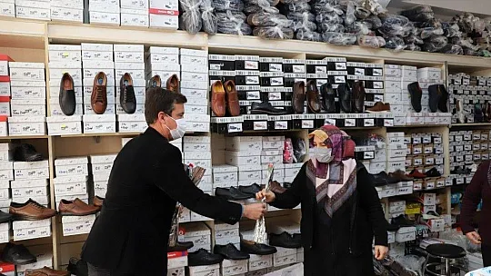 AK Parti Seydikemer İlçe Gençlik Kolları 8 Mart dolayısıyla karanfil dağıttı