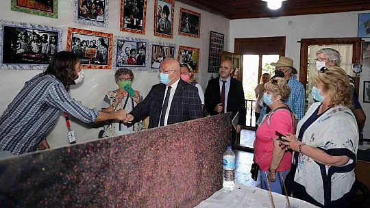 ABD'li turistler Ebru sanatına merak sardı