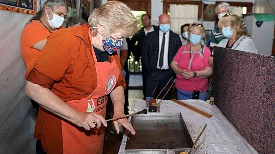 ABD'li turistler Ebru sanatına merak sardı