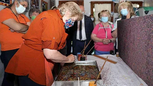 ABD'li turistler Ebru sanatına merak sardı