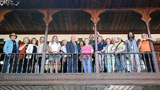 ABD'li turistler Ebru sanatına merak sardı