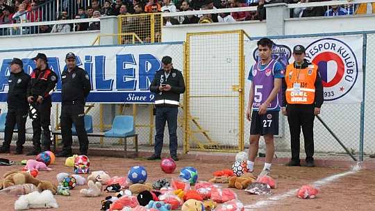 FETHİYESPOR TARAFTARI DEPREMZEDE ÇOCUKLARI UNUTMADI 
