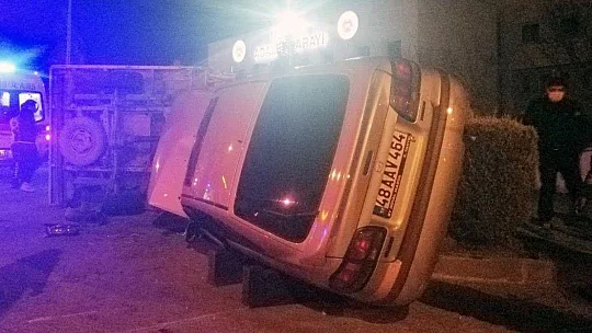 Adliyenin park alanına girdi, park halindeki kamyoneti devirdi