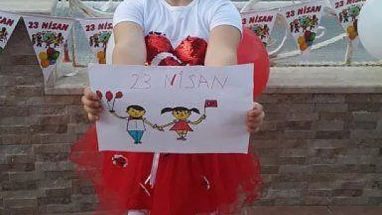 Fethiye'de evde kalan çocukların 23 Nisan coşkusu