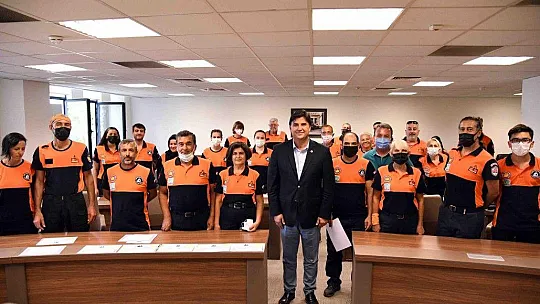Afet gönüllülerine sertifikalarını Karaca verdi