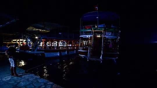 Akyaka'da aileler termik santralin çevresinden tahliye edilenleri bekliyor