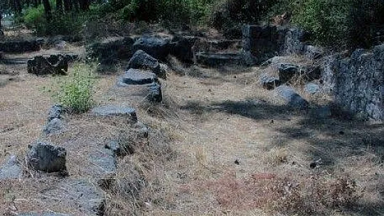 Akyaka'da tarihi kaleden sonra 2 kilise bulundu