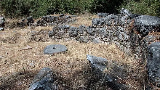 Akyaka'da tarihi kaleden sonra 2 kilise bulundu