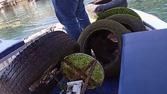 Akyaka sevdalıları Azmak dip temizliği yaptı