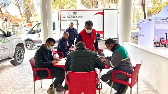 Alev savaşçıları kan bağışladı