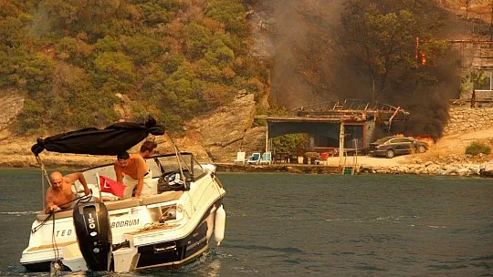 Alevlere teslim olan otomobilin son hali yangının şiddetini gözler önüne serdi