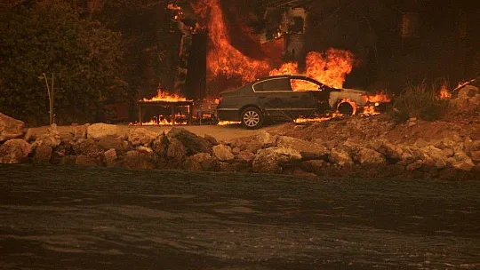 Alevlere teslim olan otomobilin son hali yangının şiddetini gözler önüne serdi