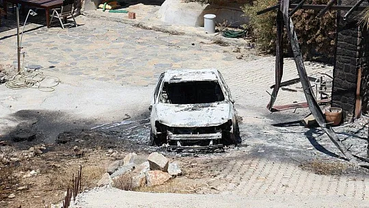 Alevlere teslim olan otomobilin son hali yangının şiddetini gözler önüne serdi