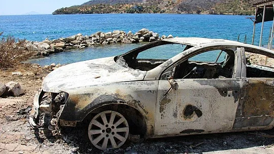 Alevlere teslim olan otomobilin son hali yangının şiddetini gözler önüne serdi