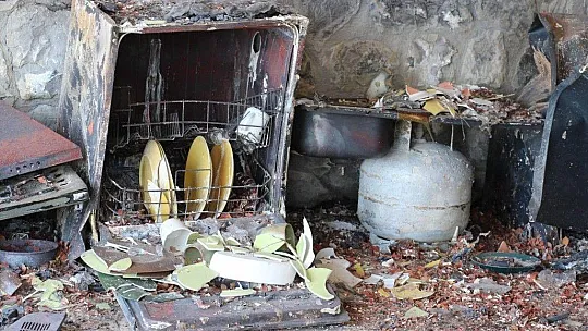 Alevlere teslim olan otomobilin son hali yangının şiddetini gözler önüne serdi