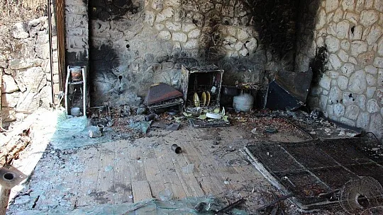 Alevlere teslim olan otomobilin son hali yangının şiddetini gözler önüne serdi