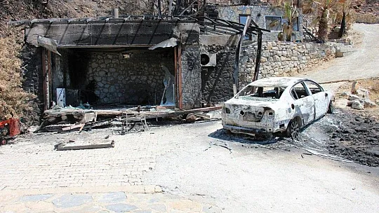 Alevlere teslim olan otomobilin son hali yangının şiddetini gözler önüne serdi