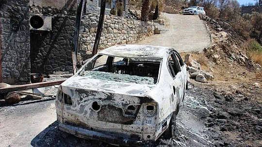 Alevlere teslim olan otomobilin son hali yangının şiddetini gözler önüne serdi