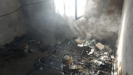 Alevlerin arasından itfaiye ekipleri kurtardı
