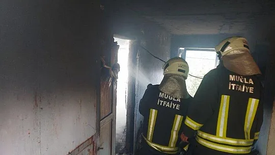 Alevlerin arasından itfaiye ekipleri kurtardı