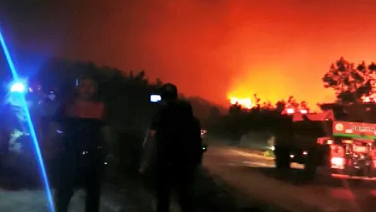 Alevlerin tehdit ettiği bölge tahliye edildi