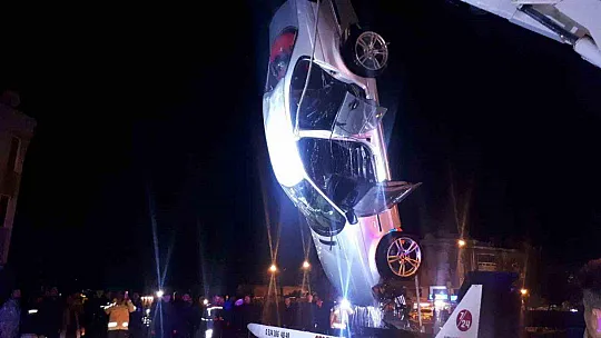 ALKOLLÜ SÜRÜCÜNÜN KULLANDIĞI OTOMOBİL DEREYE UÇTU: 2 ÖLÜ, 2 YARALI