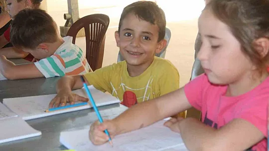 Faralya'daki çocuklar dolu dolu yaz tatili geçiriyor