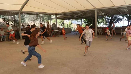 Faralya'daki çocuklar dolu dolu yaz tatili geçiriyor