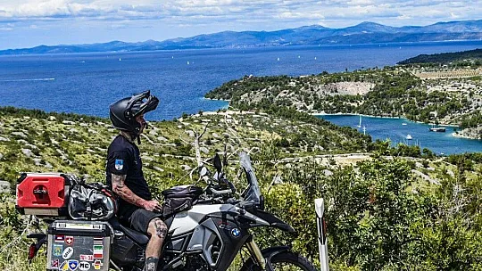 Amerikalı dövme sanatçısı motoru ile dünyayı geziyor