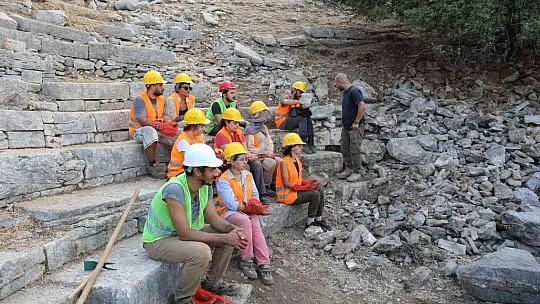 AMOS ANTİK KENTİ'NDE TİYATRO GÜN YÜZÜNE ÇIKARILIYOR