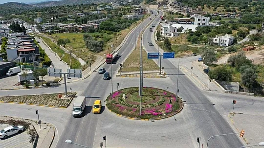 Ana arterde peyzaj ve çevre düzenlemeleri devam ediyor