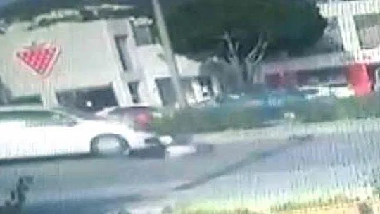 Anne ve çocuğu metrelerce sürüklendi, o anlar güvenlik kamerasına yansıdı