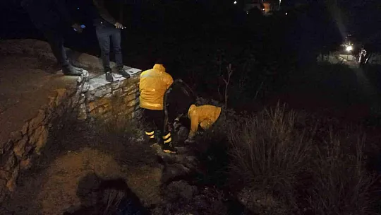Arabaya çarpıp uçurumdan yuvarladı