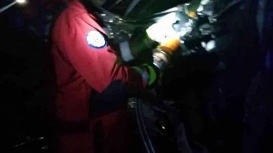 Araç içinde sıkışan sürücüyü jandarma ve itfaiye kurtardı