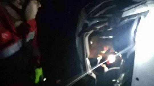Araç içinde sıkışan sürücüyü jandarma ve itfaiye kurtardı