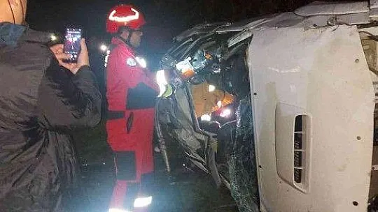 Araç içinde sıkışan sürücüyü jandarma ve itfaiye kurtardı