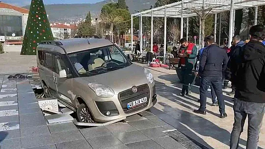 ARAÇ SU FISKİYE ALANINI ÇÖKERTTİ, MAHSUR KALDI