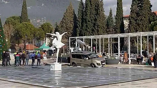 ARAÇ SU FISKİYE ALANINI ÇÖKERTTİ, MAHSUR KALDI
