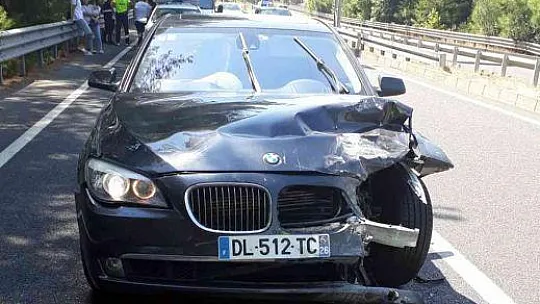 ARAÇ SU TAHLİYE KANALINA UÇTU: 3 YARALI