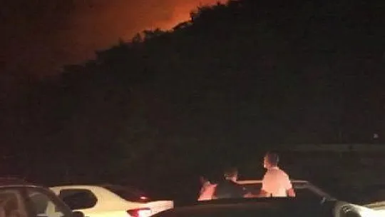 Araç yangını ormana sıçradı