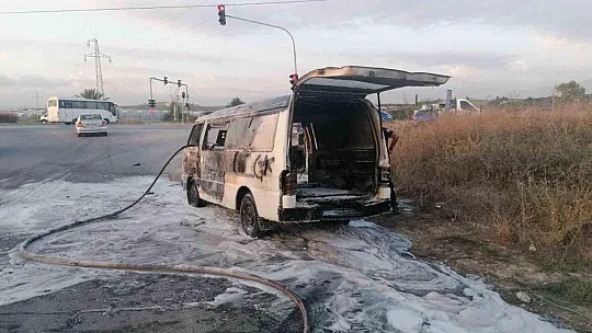 Araç yanmaya başlayınca sahibi bırakıp evine gitti