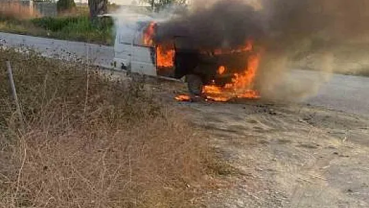 Araç yanmaya başlayınca sahibi bırakıp evine gitti